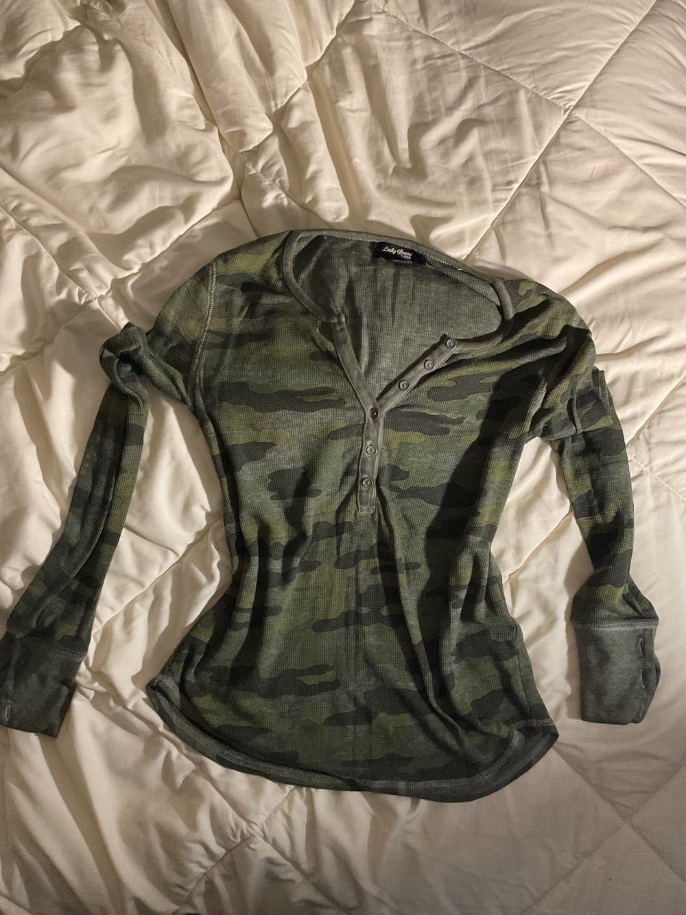 Y2K Lucky Brand Women's Olive Green Camo Henley Long-Sleeve Top